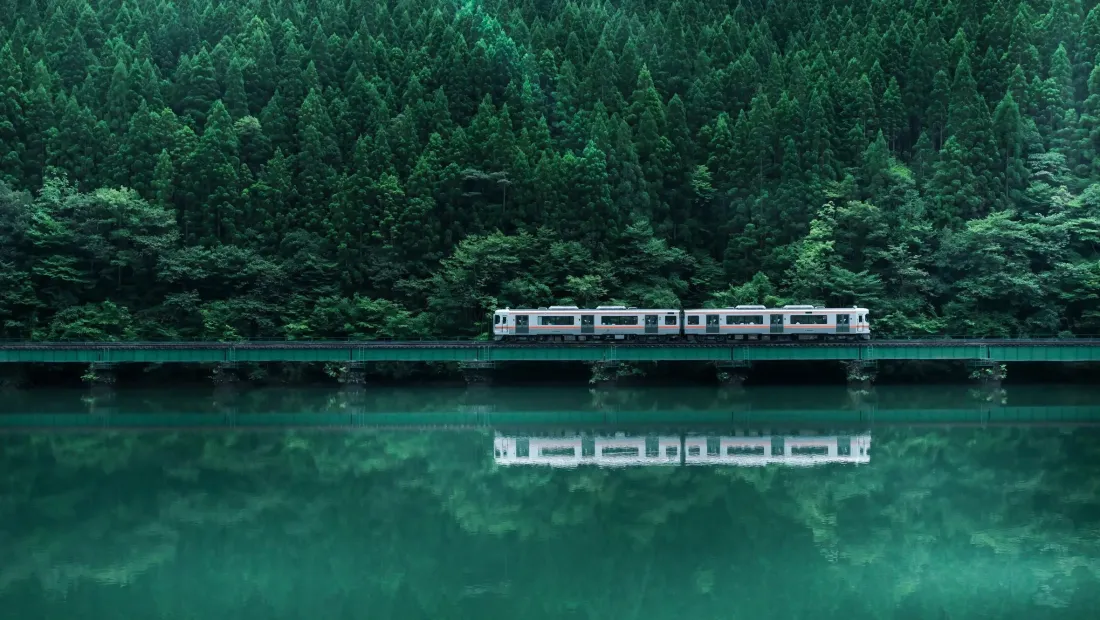 2k森林列车壁纸｜湖景倒影背景图片 - 自然「哲风壁纸」