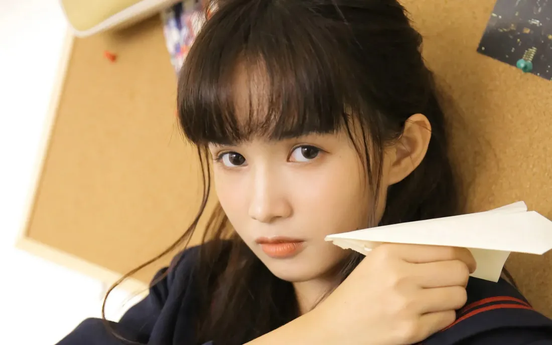 2k校服美女壁纸｜纸飞机背景图片 - 少女写真「哲风壁纸」