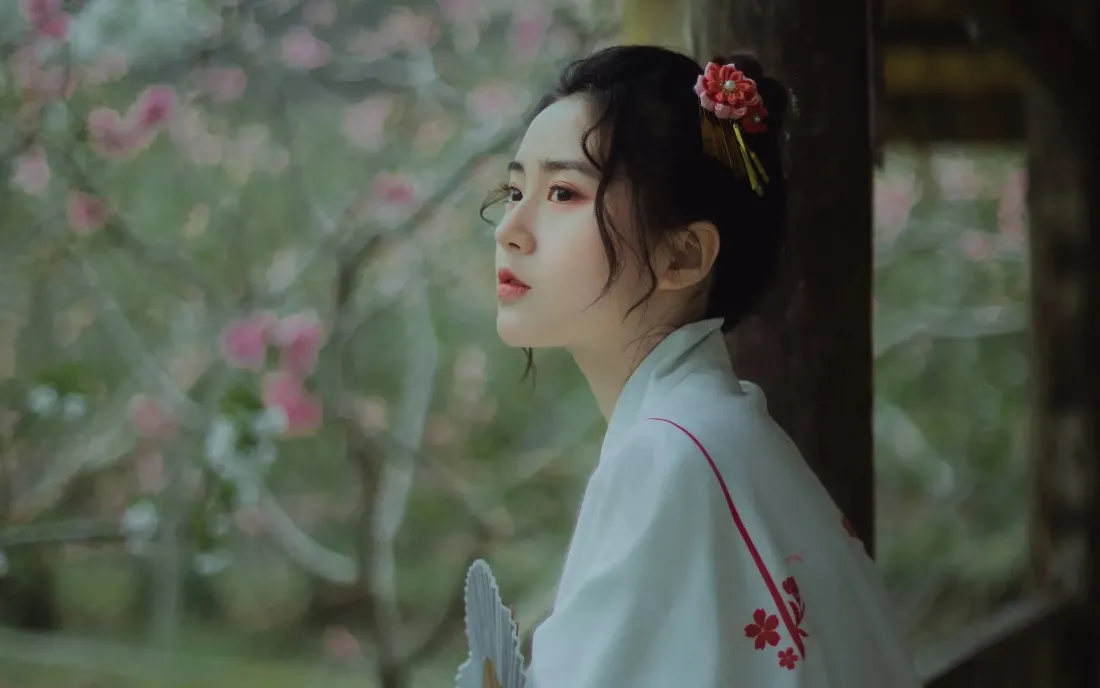 2k(汉服美女｜桃花庭院背景图片 - 魅力)「哲风壁纸」