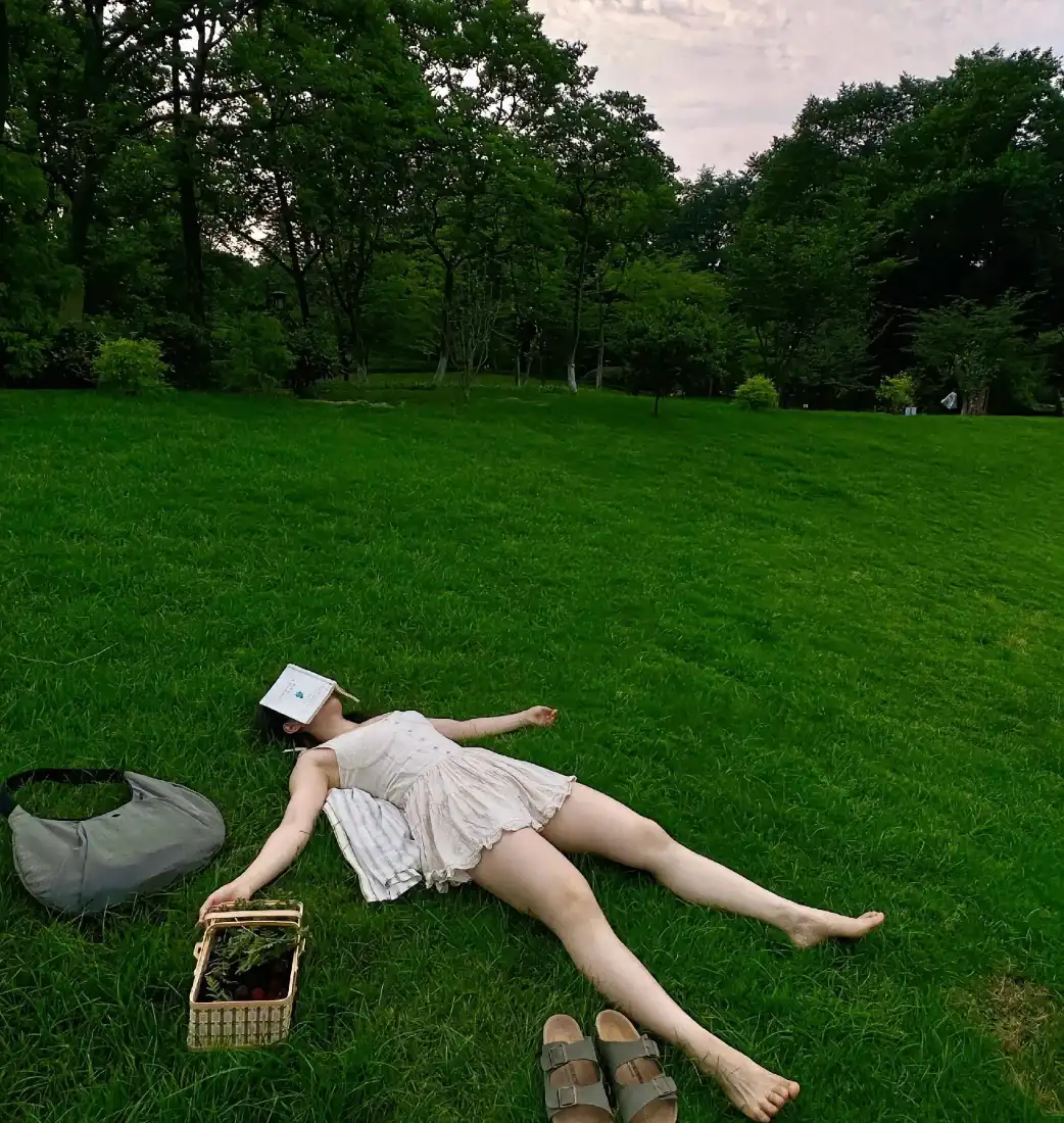 草地躺卧少女手机壁纸｜黄昏树林背景图片 - 自然惬意「哲风壁纸」