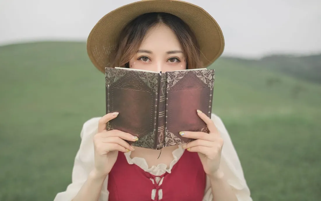 2k草帽少女绿野壁纸｜清新户外背景图片 - 手持书卷「哲风壁纸」