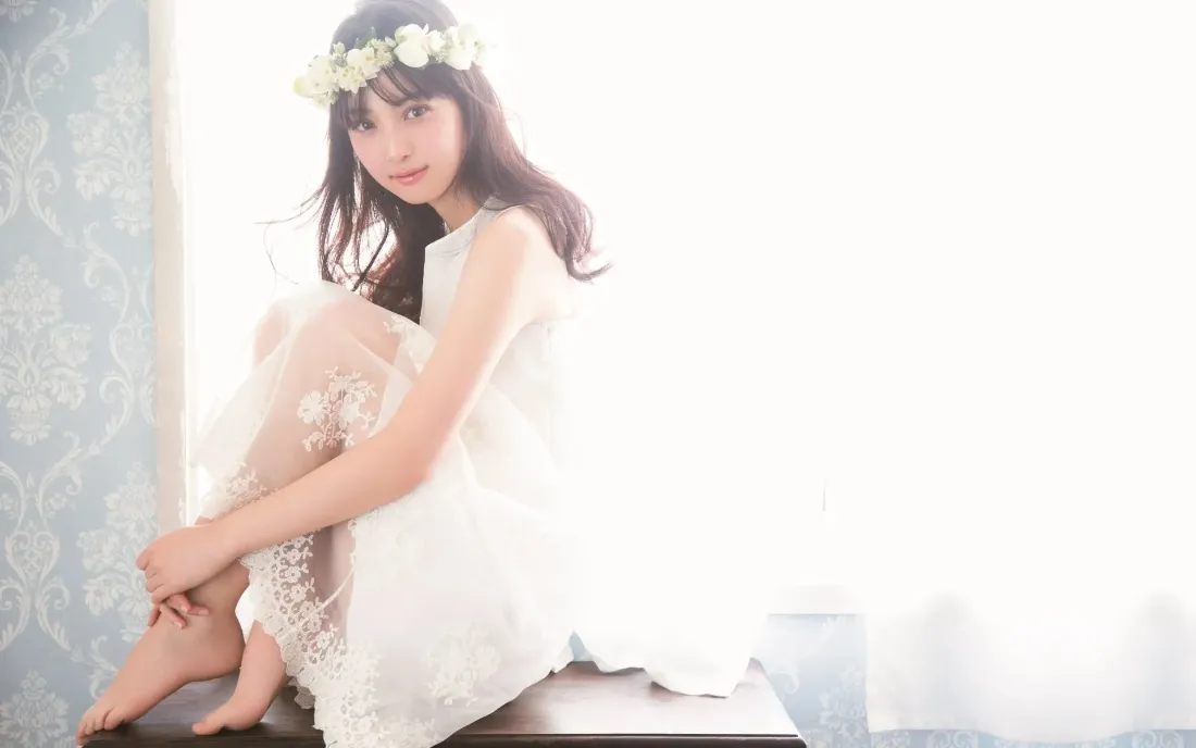 2k清纯美女壁纸｜清新花环背景图片 - 写真「哲风壁纸」