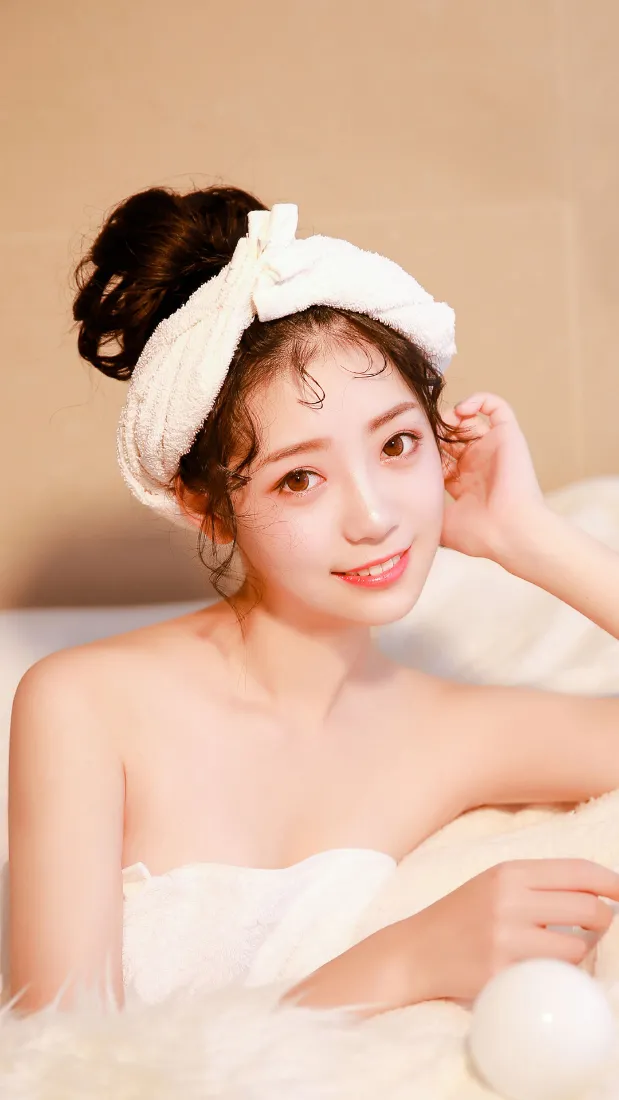 清纯美女手机壁纸｜温柔居家背景图片 - 浅笑少女「哲风壁纸」