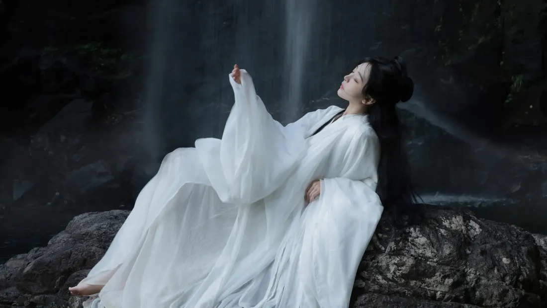 2k古风美女壁纸｜瀑布岩石背景图片 - 自然意境「哲风壁纸」