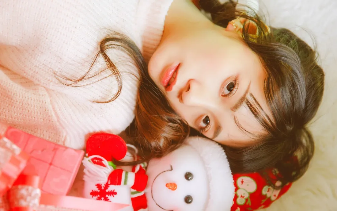 2k冬日美女｜雪人背景图片 - 迷人写真「哲风壁纸」