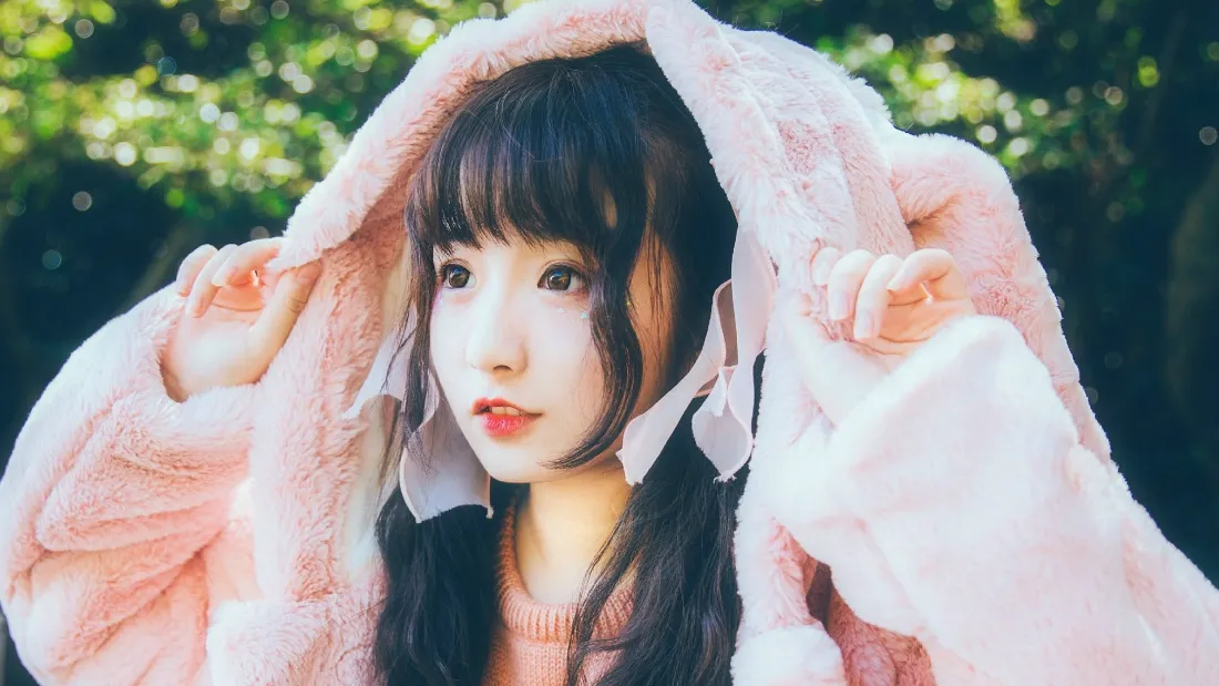 2k粉色连帽美女壁纸｜可爱少女背景图片 - 清新风「哲风壁纸」