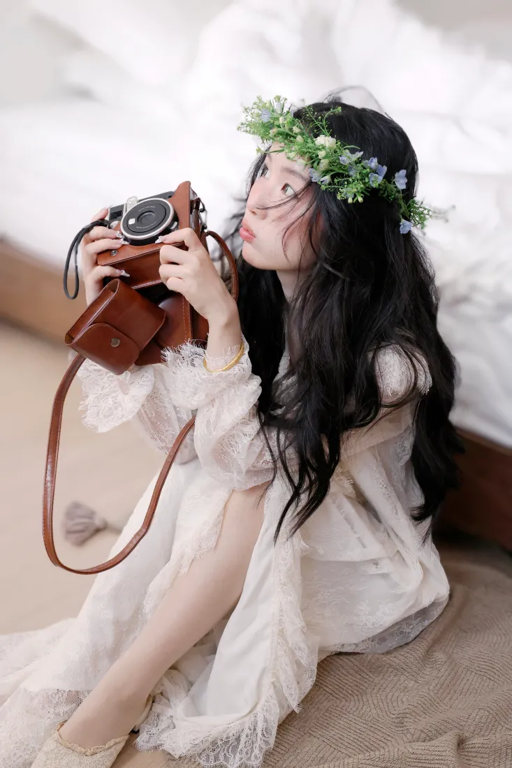 花环美女手机壁纸｜复古相机背景图片 - 温馨「哲风壁纸」