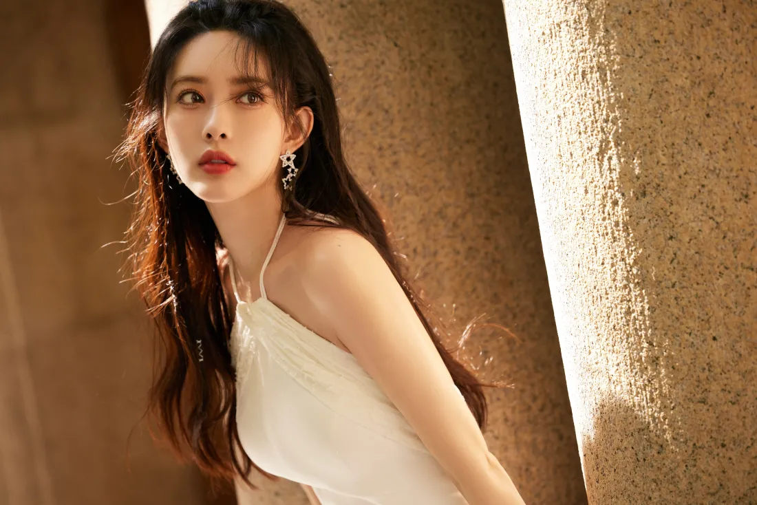 6k白衣美女壁纸｜石柱光影背景图片 - 养眼「哲风壁纸」