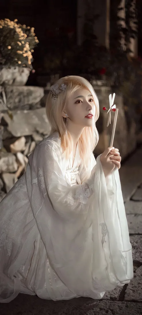 (金发美女手机壁纸｜古风庭院背景图片 - 优雅少女)「哲风壁纸」