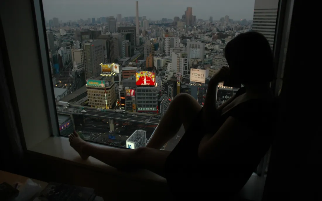 3k暗夜美女壁纸｜都市夜景背景图片 - 窗前剪影「哲风壁纸」