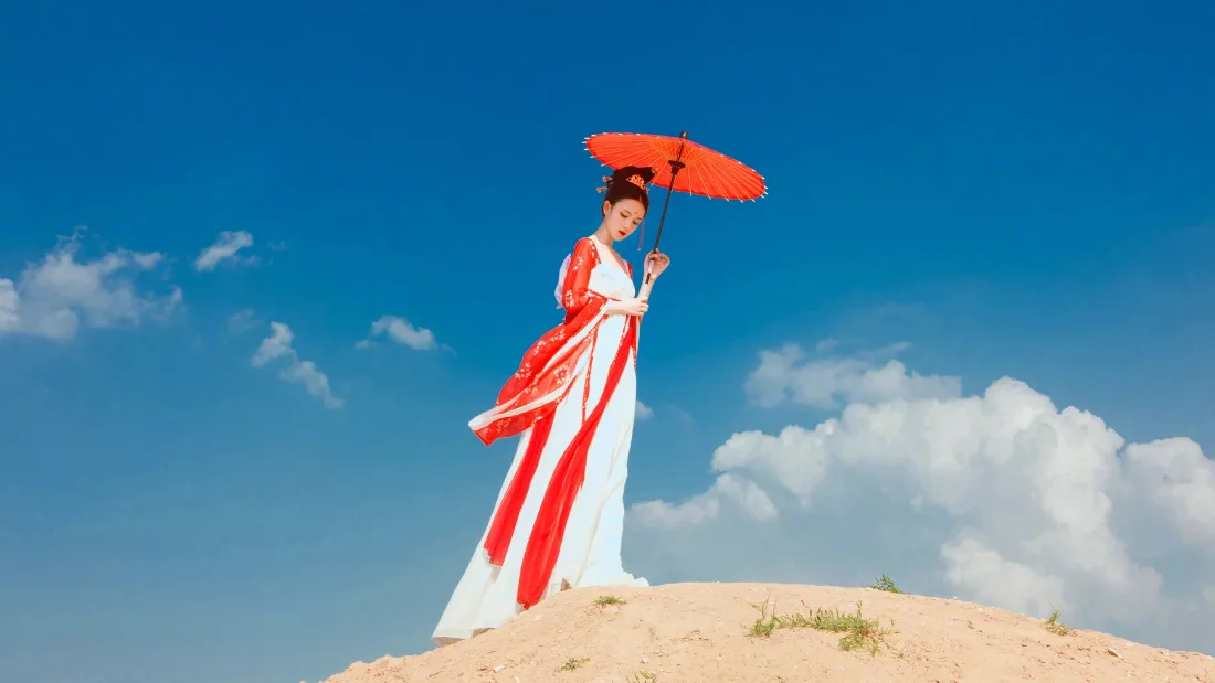 2k古风美女壁纸｜沙丘油纸伞背景图片 - 蓝天白云「哲风壁纸」