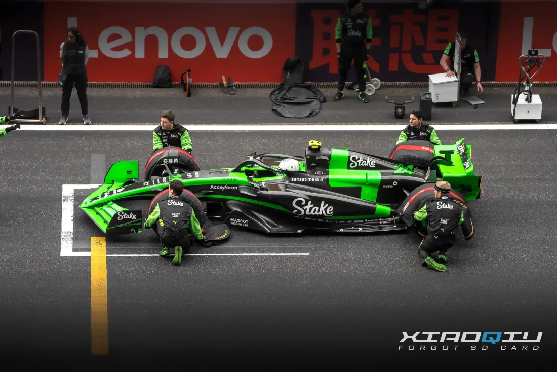 6k周冠宇F1赛车壁纸｜维修区背景图片 - 绿色战驹「哲风壁纸」