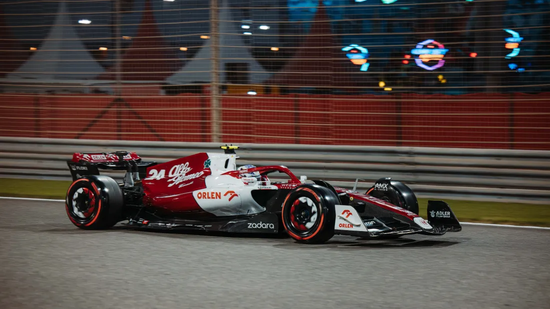 4k周冠宇阿尔法罗密欧壁纸｜F1赛车背景图片 - 赛道「哲风壁纸」