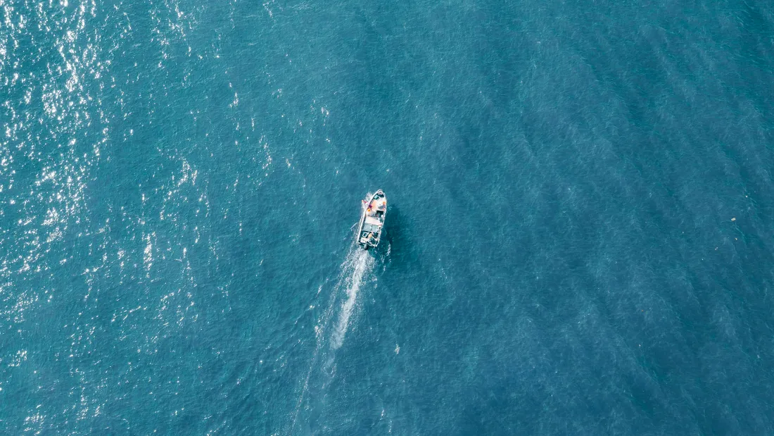 4k碧海轻舟壁纸｜海洋背景图片 - 航行瞬间「哲风壁纸」