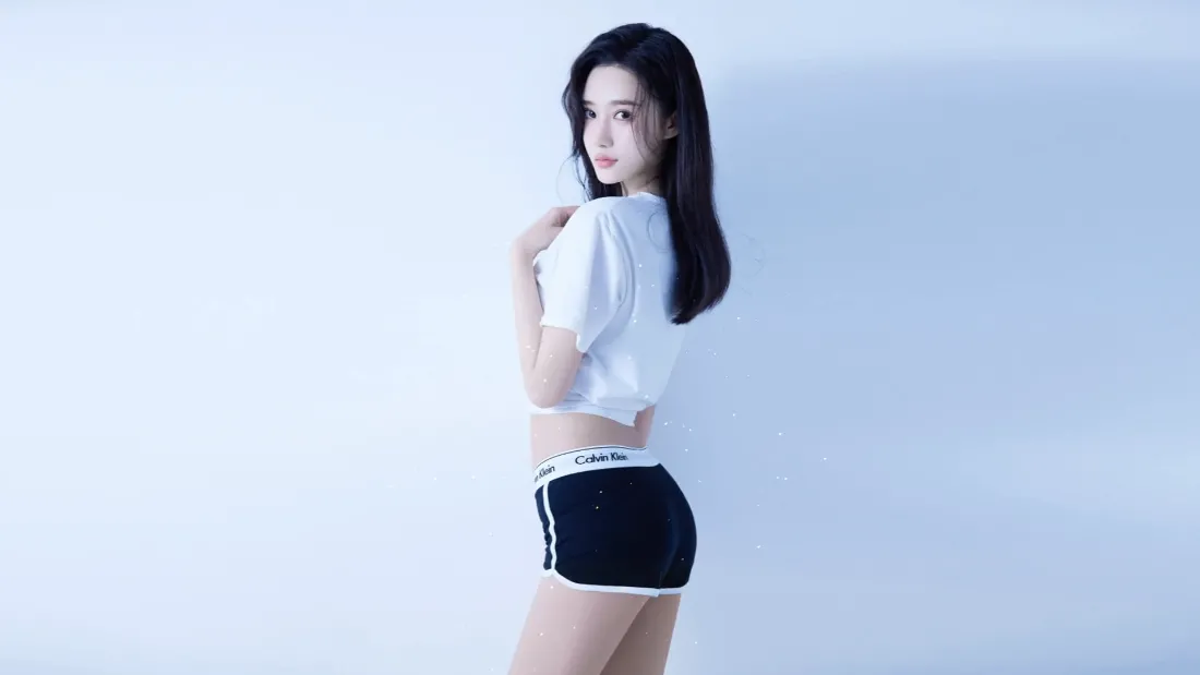 2k美女壁纸｜简约白背景图片 - 回眸瞬间「哲风壁纸」