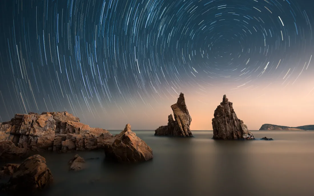 4k星轨礁石壁纸｜海边夜景背景图片 - 延迟摄影「哲风壁纸」