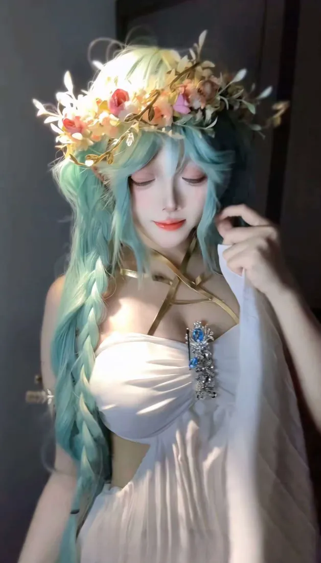 少女花环手机壁纸｜蓝绿长发背景图片 - 迷人「哲风壁纸」