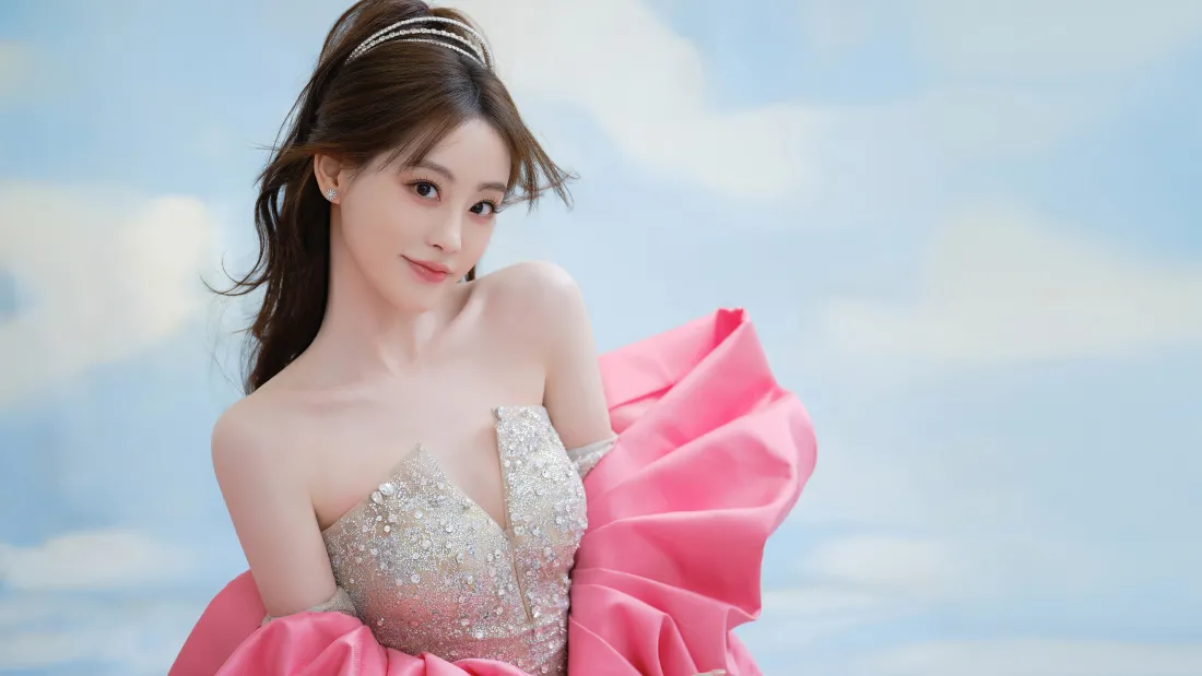 6k女神壁纸｜蓝天白云背景图片 - 粉色礼服美女「哲风壁纸」