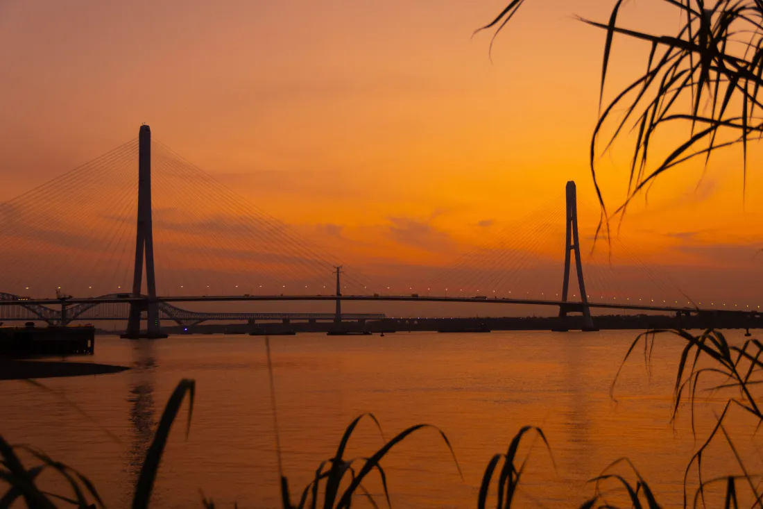 6k夕阳桥梁壁纸｜水面黄昏背景图片 - 自由风景「哲风壁纸」