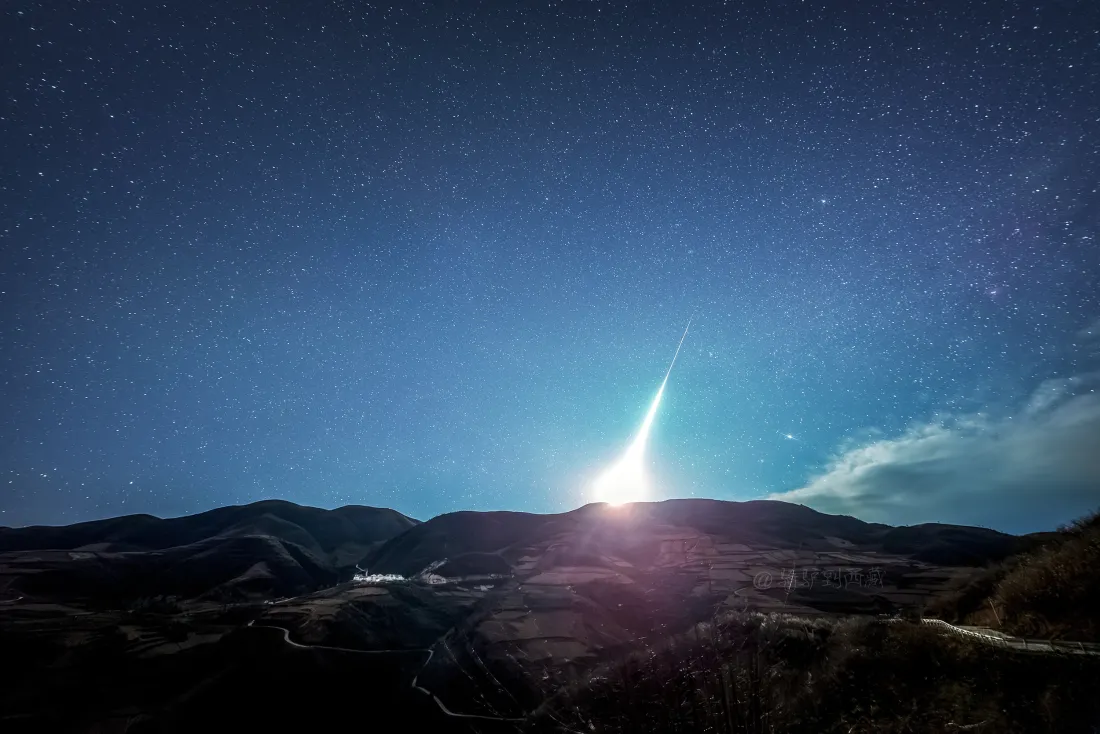 3k星空壁纸｜火流星背景图片 - 夜晚山景「哲风壁纸」