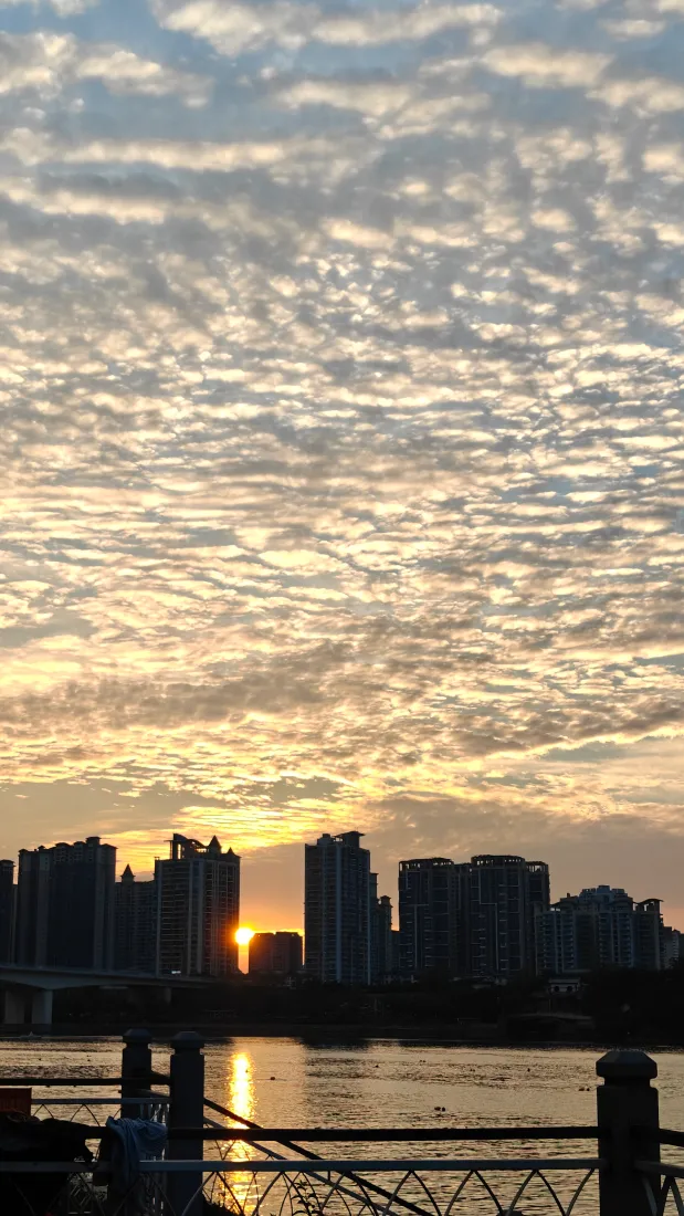 城市日落手机壁纸｜云层天空背景 - 黄昏水岸「哲风壁纸」