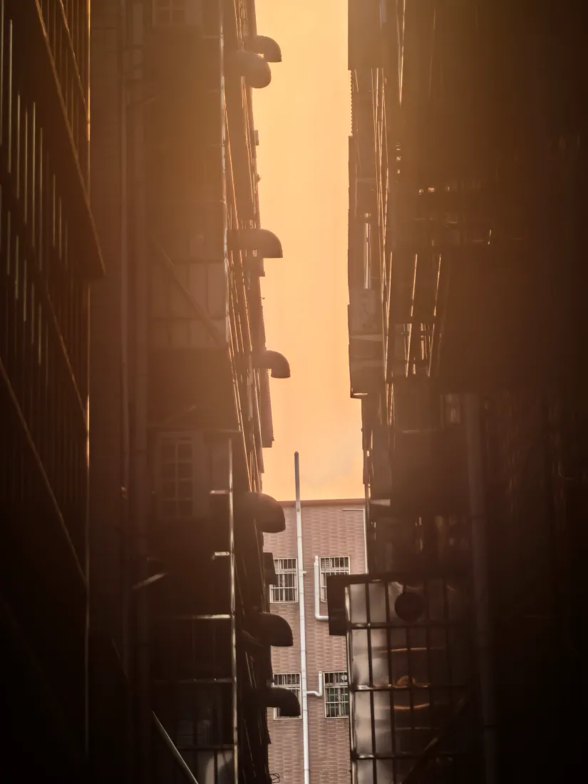 城中村巷手机壁纸｜夕照天空背景图片 - 建筑「哲风壁纸」