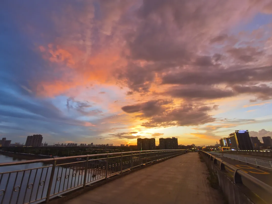 5k晚霞桥梁壁纸｜天空背景图片 - 城市暮色「哲风壁纸」