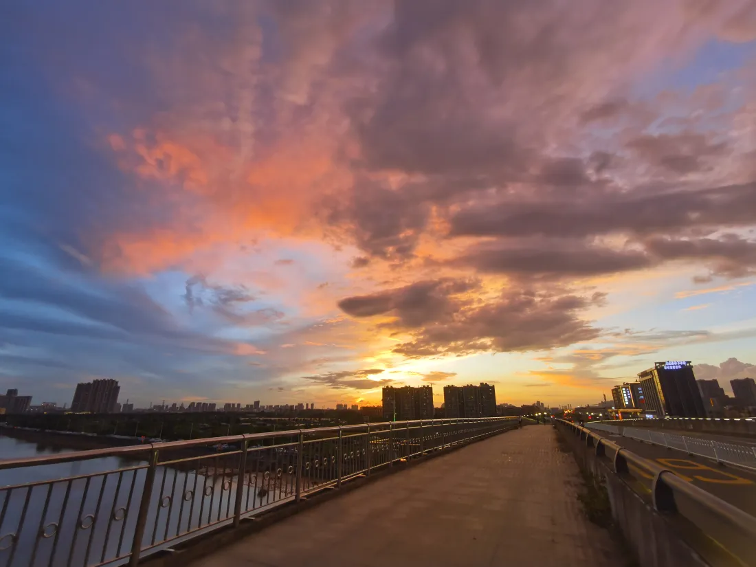 5k桥畔壁纸｜晚霞天空背景图片 - 暮色美景「哲风壁纸」