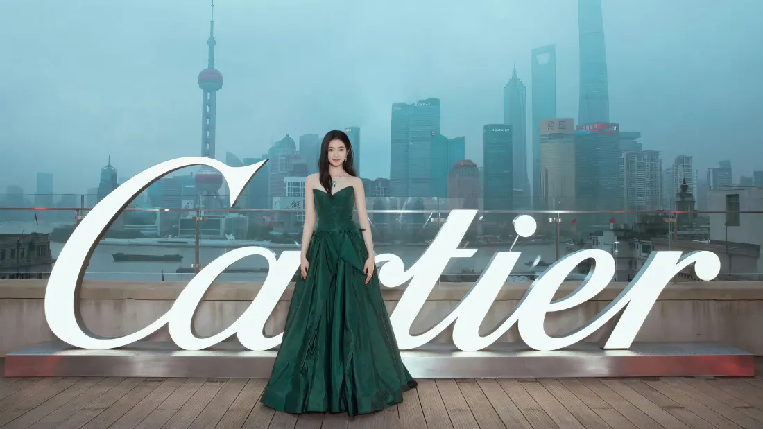4k卡地亚壁纸｜上海外滩背景图片 - 绿礼服女性「哲风壁纸」