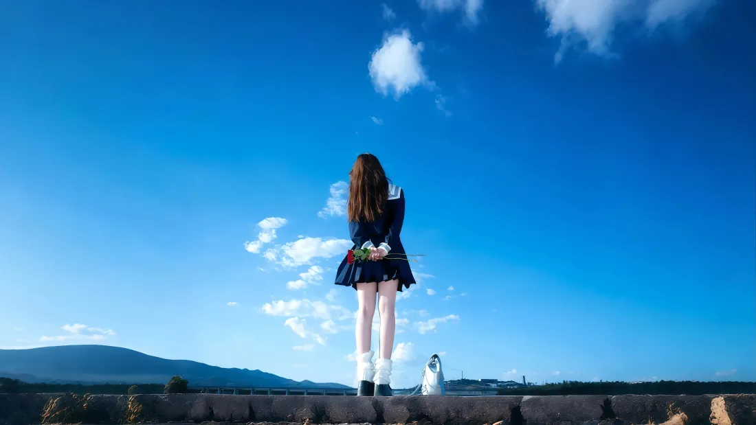4kJK少女背影｜蓝天白云灯塔背景图片 - 治愈风景「哲风壁纸」