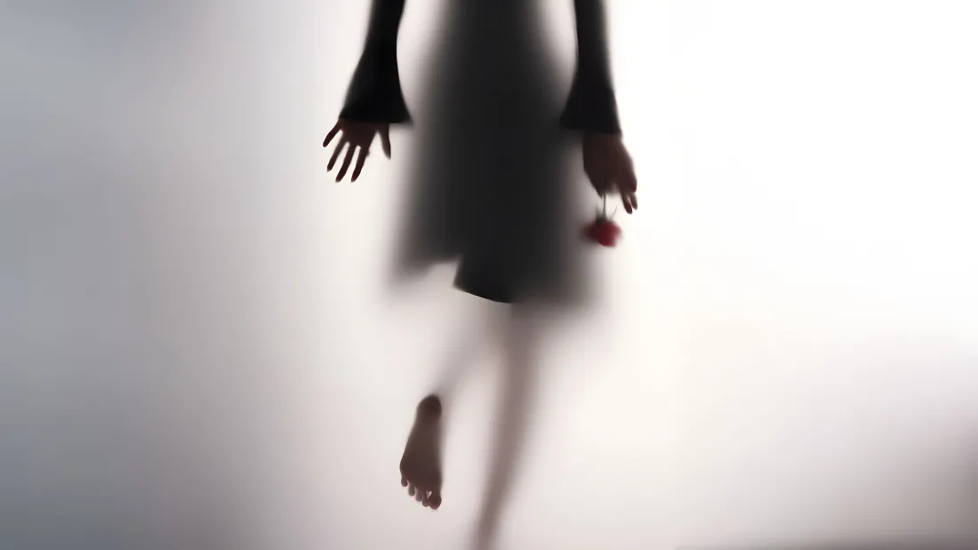 8k毛玻璃壁纸｜朦胧背影背景图片 - 氛围感美女「哲风壁纸」