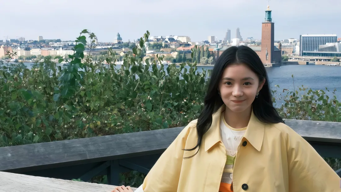 5k黄色外套少女壁纸｜斯德哥尔摩城市背景图片 - 治愈「哲风壁纸」