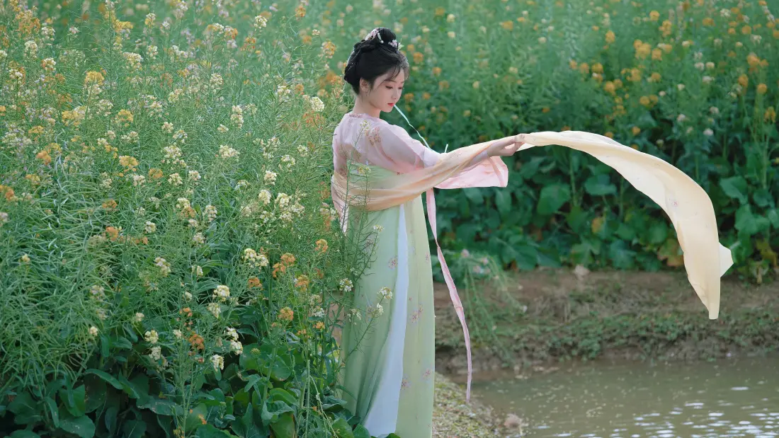 4k古风壁纸｜花海湖畔背景图片 - 古装美人「哲风壁纸」