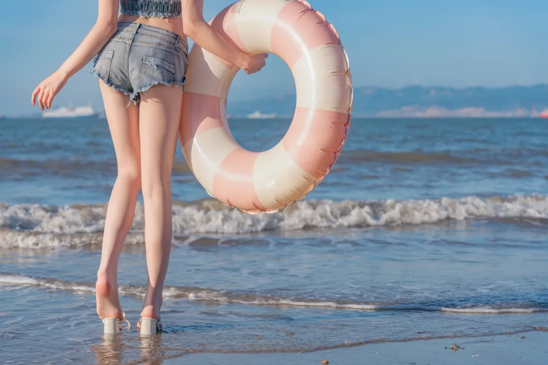 8k夏日壁纸｜海滩背景图片 - 热裤美腿少女「哲风壁纸」