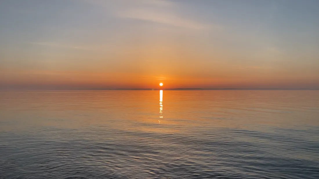 4k夕阳海景壁纸｜黄昏海面背景图片 - 水天相接「哲风壁纸」