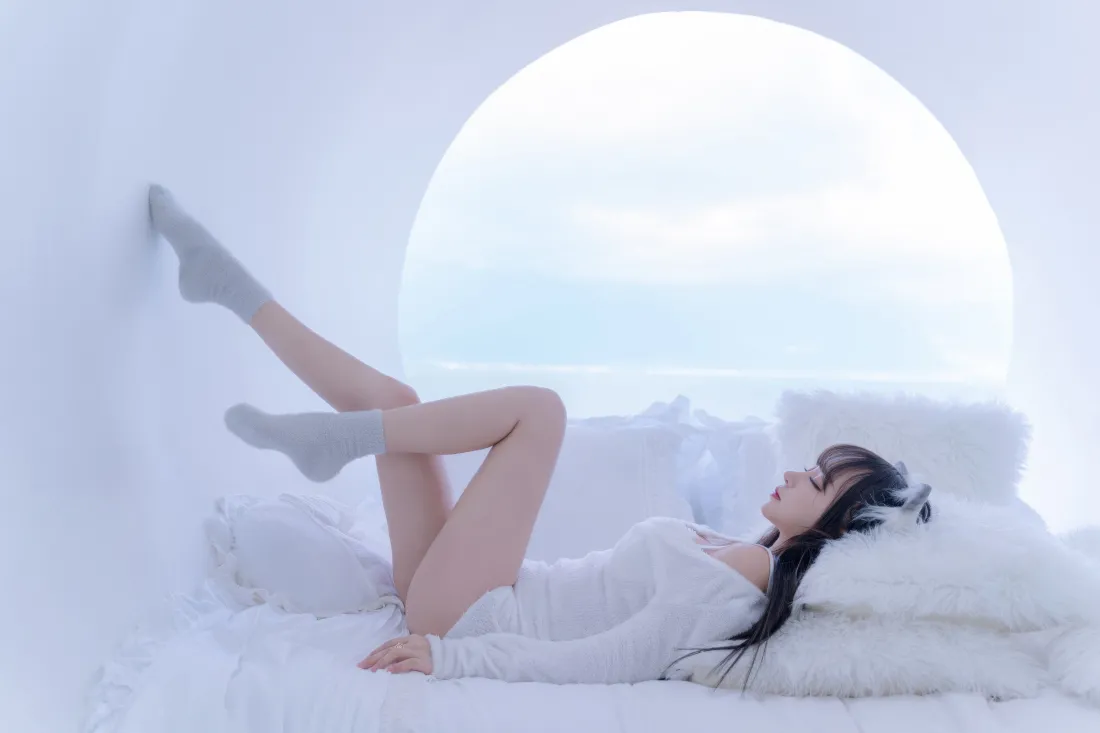 4k长腿少女壁纸｜浅色清新背景图片 - 室内躺姿「哲风壁纸」