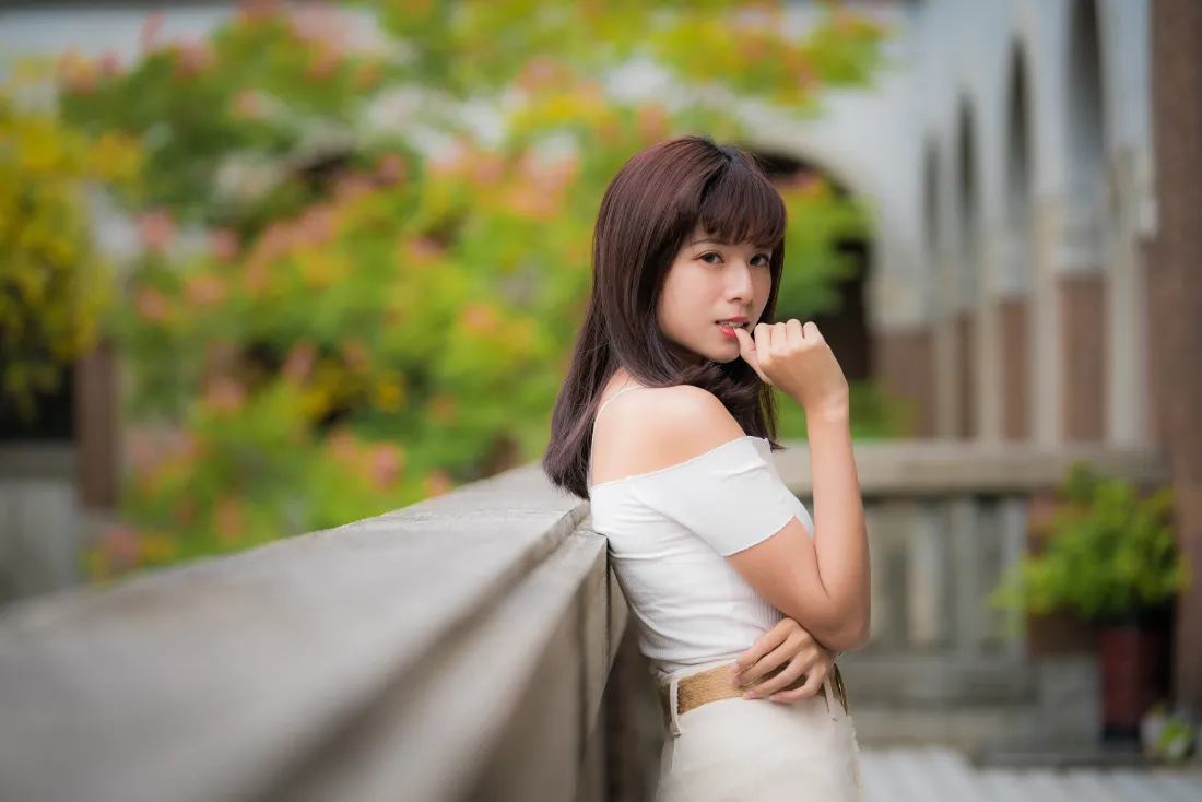 5k美女模特户外场景壁纸｜庭院背景图片 - 清新「哲风壁纸」