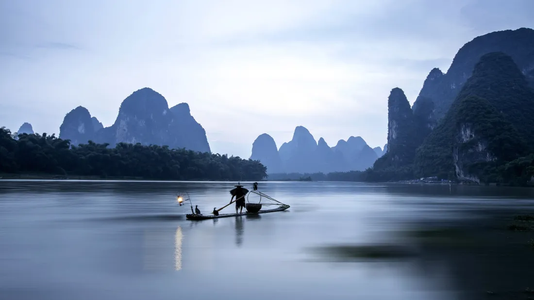 5k桂林山水竹筏壁纸｜蓑衣渔翁背景图片 - 意境「哲风壁纸」