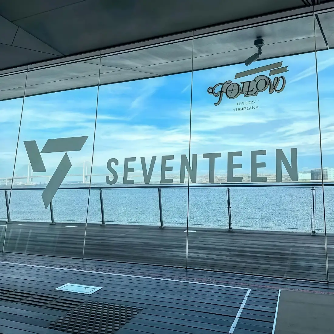SEVENTEEN手机壁纸｜户外玻璃背景图片 - 韩国偶像「哲风壁纸」