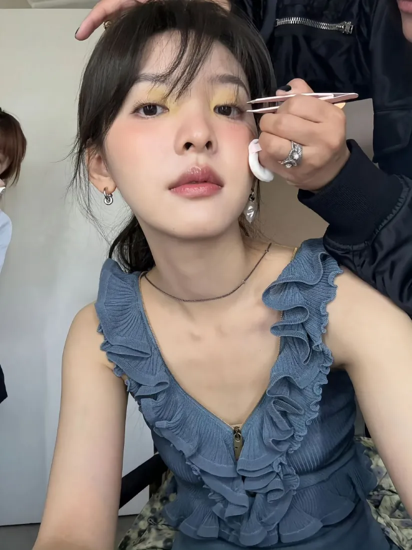 章若楠清新妆容手机壁纸｜温柔风背景图片 - 少女感「哲风壁纸」