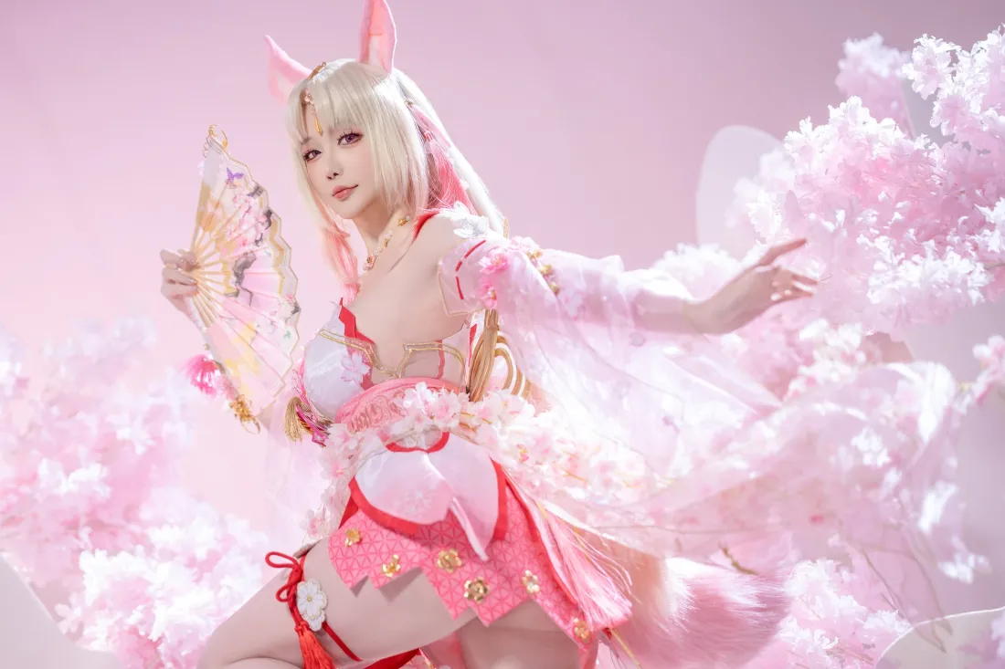 3k(胡桃cos壁纸｜粉色梦幻背景图片 - 美女)「哲风壁纸」