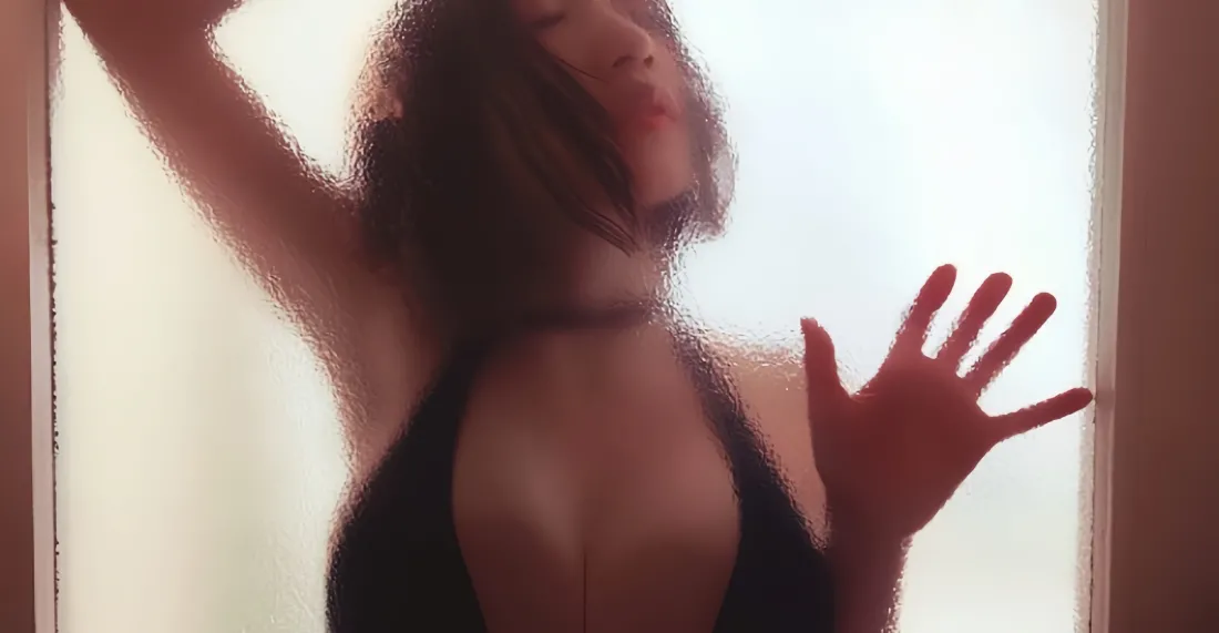 4k浴室比基尼壁纸｜性感湿发背景图片 - 女性「哲风壁纸」