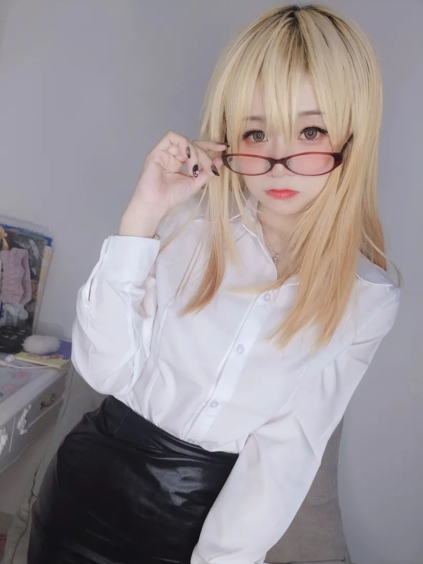 金发眼镜女手机壁纸｜白衬衫黑裙背景 - 室内「哲风壁纸」