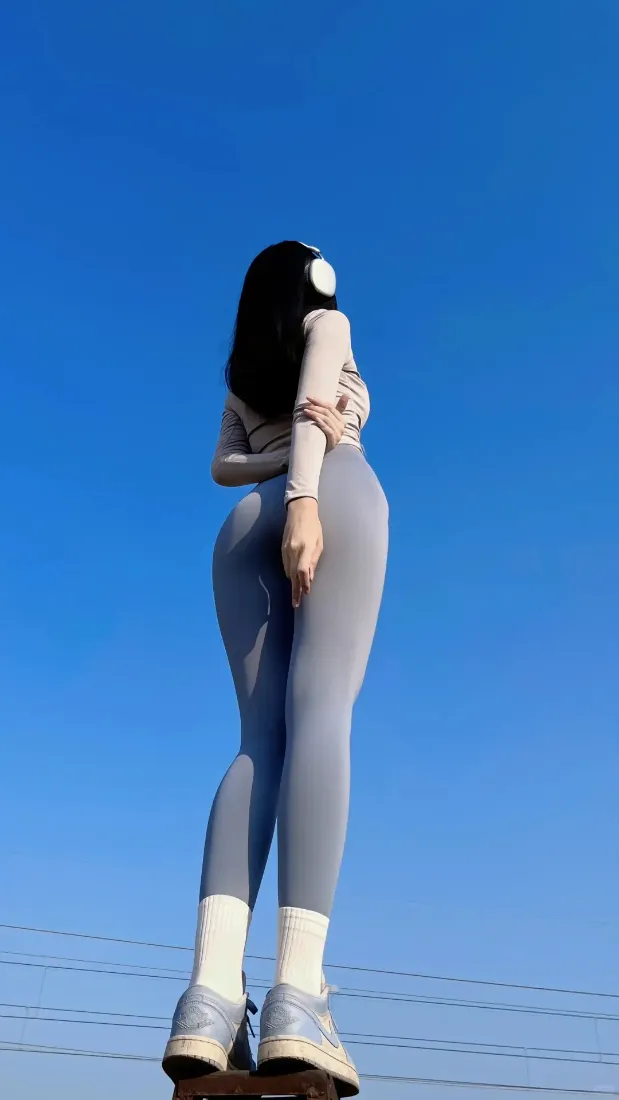 灰裤美女手机壁纸｜蓝天背景图片 - 仰角「哲风壁纸」
