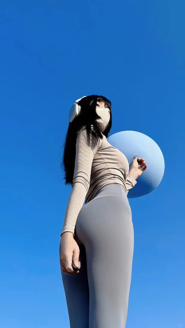 女生蓝色球手机壁纸｜蓝天背景图片 - 仰角「哲风壁纸」