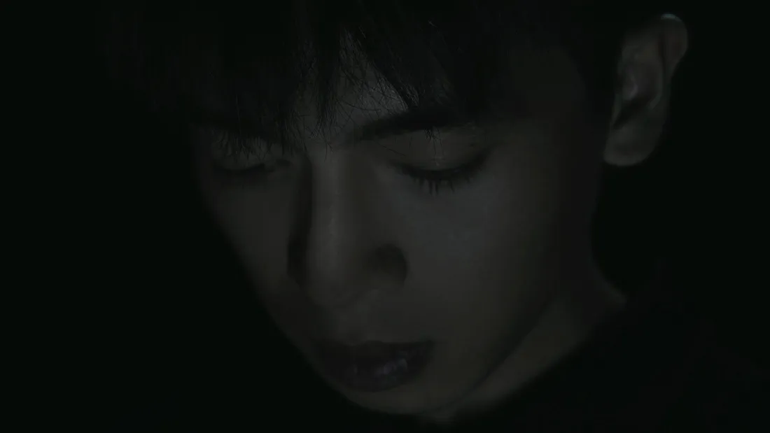 2k男性写真壁纸｜暗色背景图片 - 低头人像「哲风壁纸」