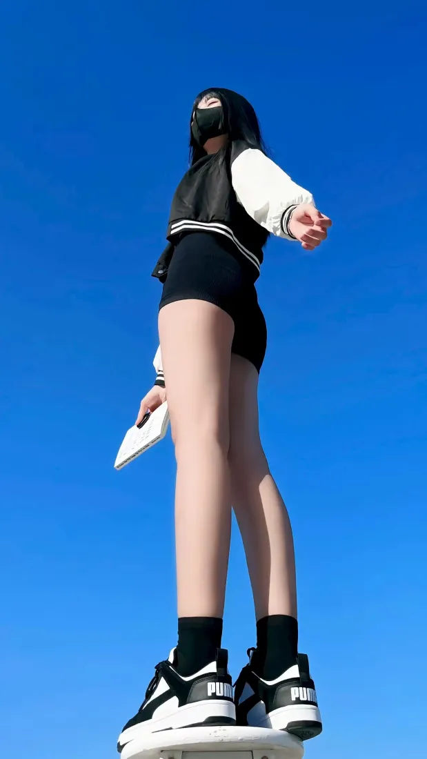 背影女生手机壁纸｜蓝色天空背景图片 - 站立「哲风壁纸」