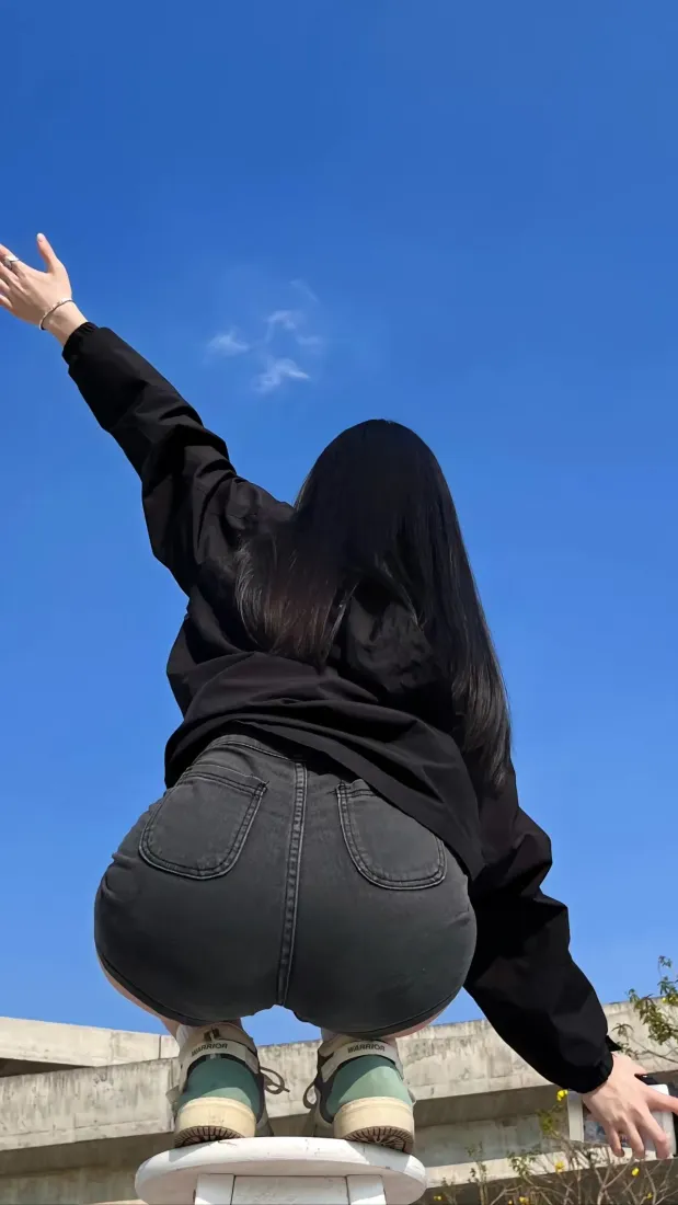 女生背影手机壁纸｜蓝天背景图片 - 黑色上衣「哲风壁纸」