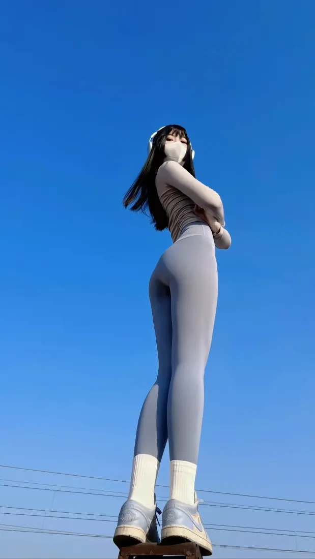 背影女生手机壁纸｜蓝天背景 - 灰色紧身裤「哲风壁纸」