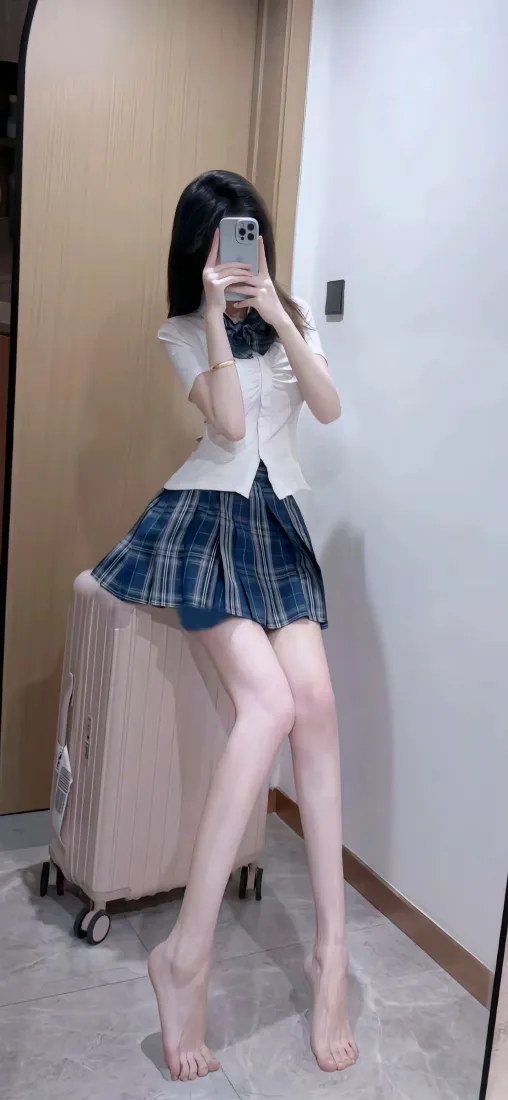 蓝格裙少女手机壁纸｜白上衣背景图片 - 自拍「哲风壁纸」